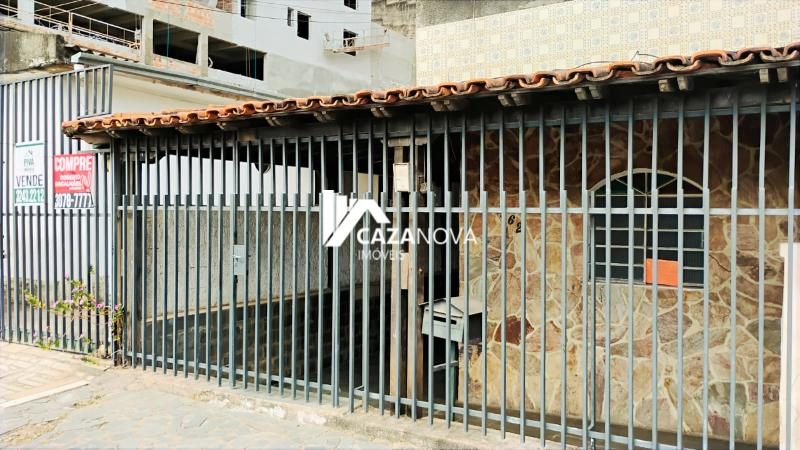 Lote com duas moradias independentes, plano, de esquina