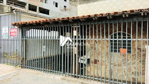 Lote com duas moradias independentes, plano, de esquina