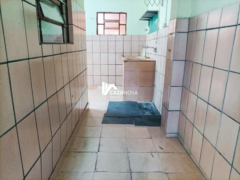 Casa com suíte e 03 quartos no Caiçara