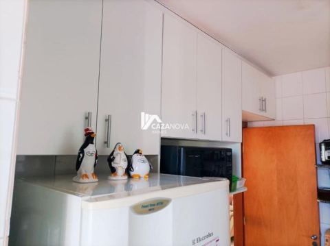 Cazanova Imóveis vende! Excelente apartamento de três quartos prédio com elevador no Caiçara.