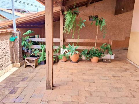 Casa popular de 03 quartos e 04 vagas no Caiçara